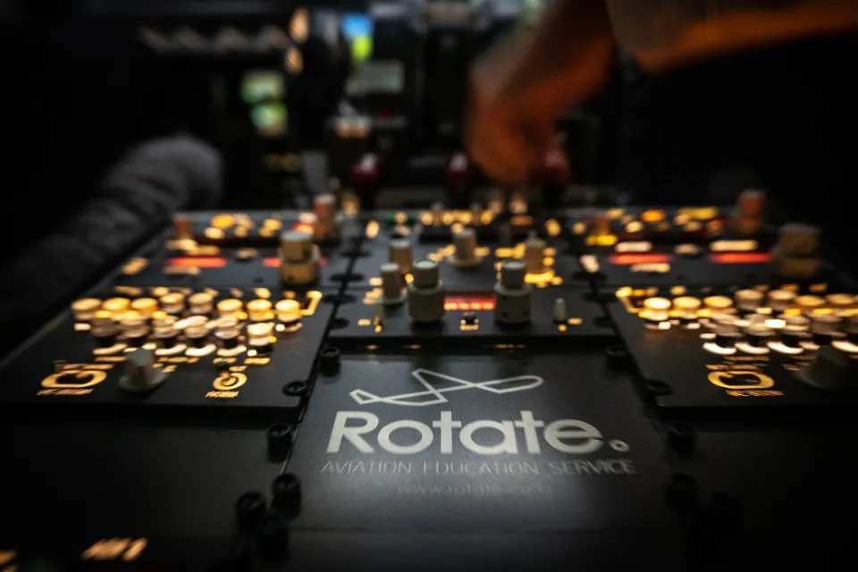 B737 센터 콘솔 · ROTATE 브랜딩